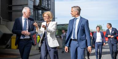 SUNPOR CEO Roman Eberstaller mit Landeshauptfrau Johanna Mikl-Leitner und Bundesminister Wolfgang Hattmannsdorfer beim Betriebsrundgang (v.l.n.r.).&nbsp;