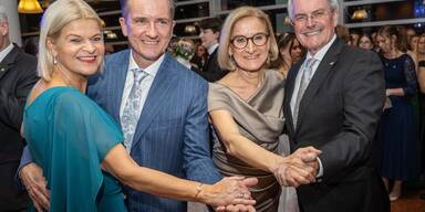 Am 69. Landhausball: Bundesministerin Klaudia Tanner, Gatte Martin Tanner, Landeshauptfrau Johanna Mikl-Leitner und Landtagspr&auml;sident Karl Wilfing.&nbsp;