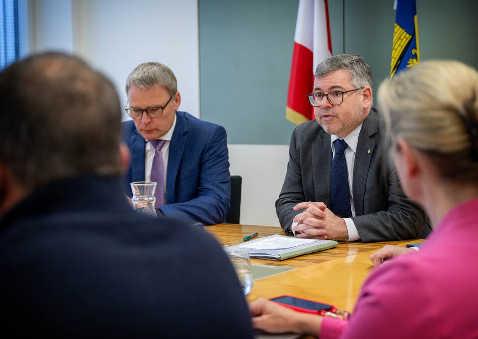 FIBEG-Geschäftsführer Johannes Kern und Finanzlandesrat Ludwig Schleritzko präsentierten das Ergebnis des NÖ Generationenfonds 2024.