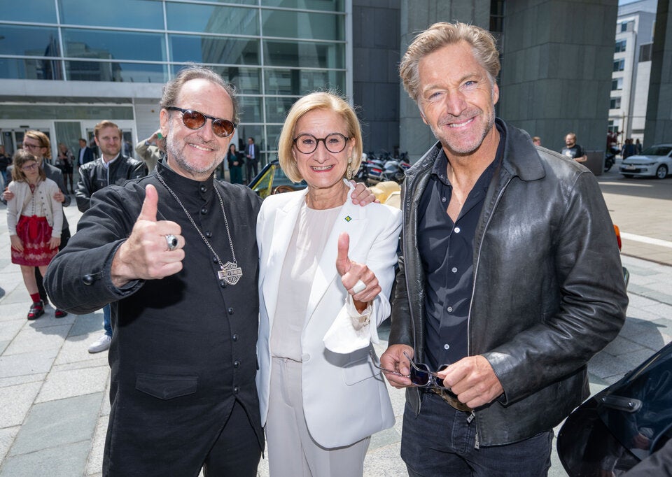 Landeshauptfrau Johanna Mikl-Leitner mit (li.) Ferdinand O. Fischer und (re.) dem ehemaligen Skirennläufer Hans Knauß, selbst Harley-Fahrer und Botschafter für die Harley-Davidson-Charity-Tour. 