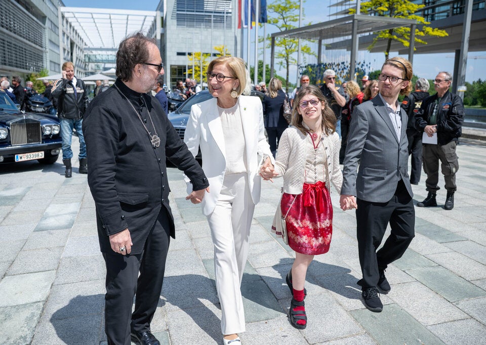Landeshauptfrau Johanna Mikl-Leitner mit (v.l.) Ferdinand O. Fischer, dessen Tochter Hanna und deren Freund Jonas auf dem Weg zur Ehrenzeichenverleihung im Landhaus St. Pölten. 