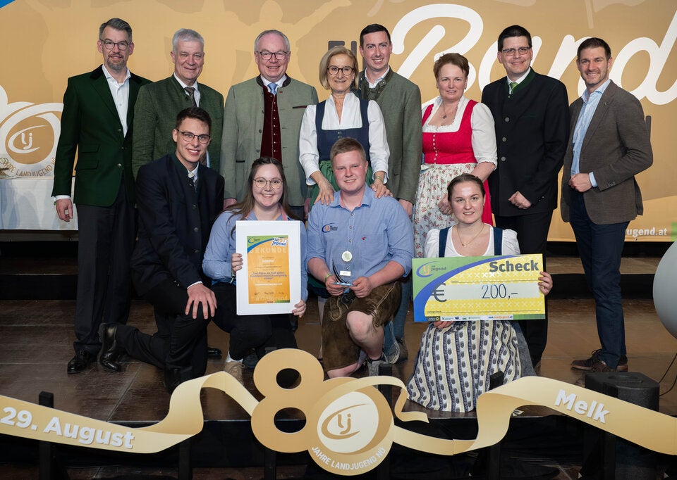 Prämierung der Siegerprojekte des Projektmarathons 2025: Die Gemeinde Euratsfeld, im Bild mit den Ehrengästen, erreichte die Medaille in Gold. 