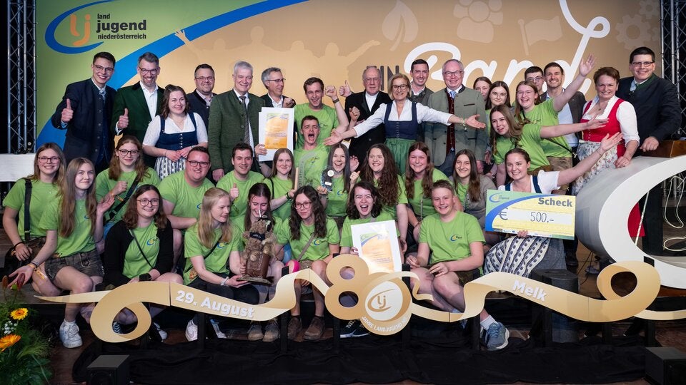 Prämierung der Siegerprojekte des Projektmarathons 2025: Der Landessieg ging an die Landjugend Hofstetten-Grünau, im Bild mit den Ehrengästen. 