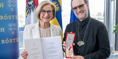Landeshauptfrau Johanna Mikl-Leitner &uuml;berreicht &bdquo;Harley-Papst&ldquo; Ferdinand O. Fischer das Goldene Verdienstzeichen der Republik &Ouml;sterreich.&nbsp;