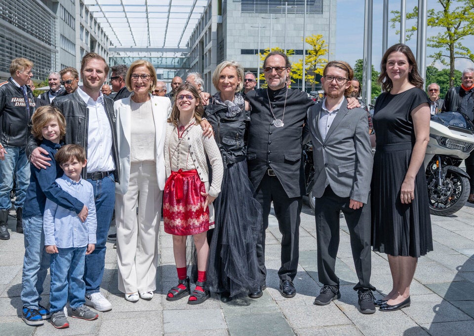 (v.l.n.r.) Landeshauptfrau Johanna Mikl-Leitner mit (l.) Johannes Fischer und seinen Söhnen Niko und Erik sowie (v.r.n.l.) Johannes´ Ehefrau Kathi, Jonas, Ferdinand O. Fischer, Lebensgefährtin Eva-Maria Gruber und Tochter Hanna. 