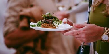 Teller mit essen