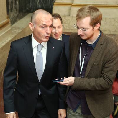 Schüler eines Militärgymnasiums verfolgen die Debatte