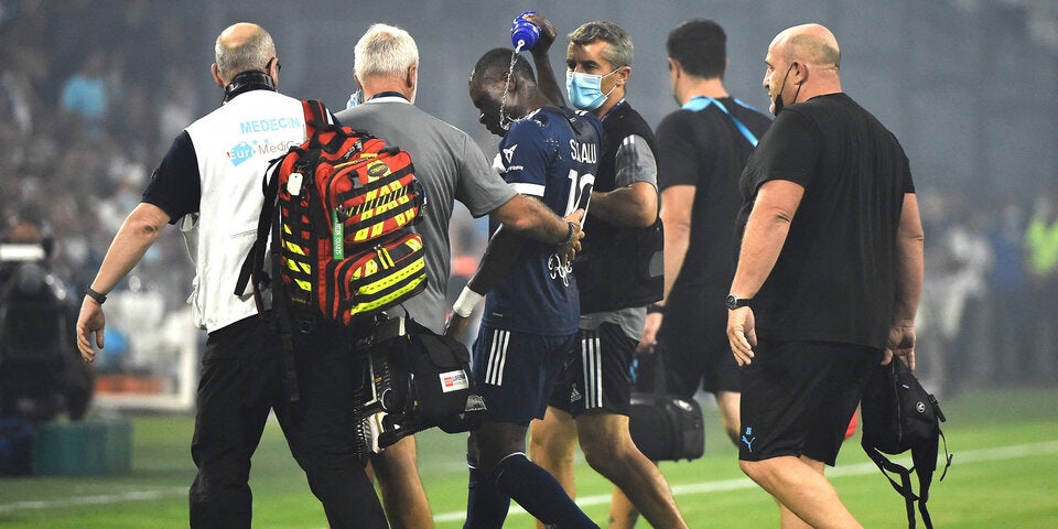 Bordeaux-Profi Samuel Kalu verlässt nach einem Zusammenbruch das Feld