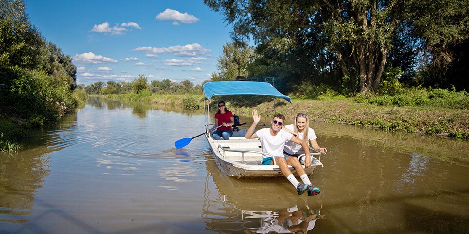 Bootsfahrt am Bata Kanal