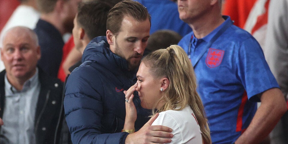 Hier tröstet Harry Kane seine weinende Frau Kate