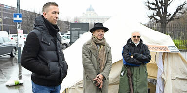 ''Moralisches Desaster'': Heimische Promis fordern Fl&uuml;chtlingshilfe | Moria Lesbos Kara Tepe