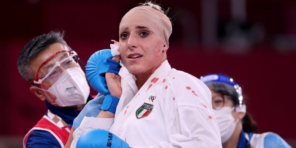 Italienische Karateka Silvia Semeraro wird an ihrer blutigen Kopfverletzung behandelt