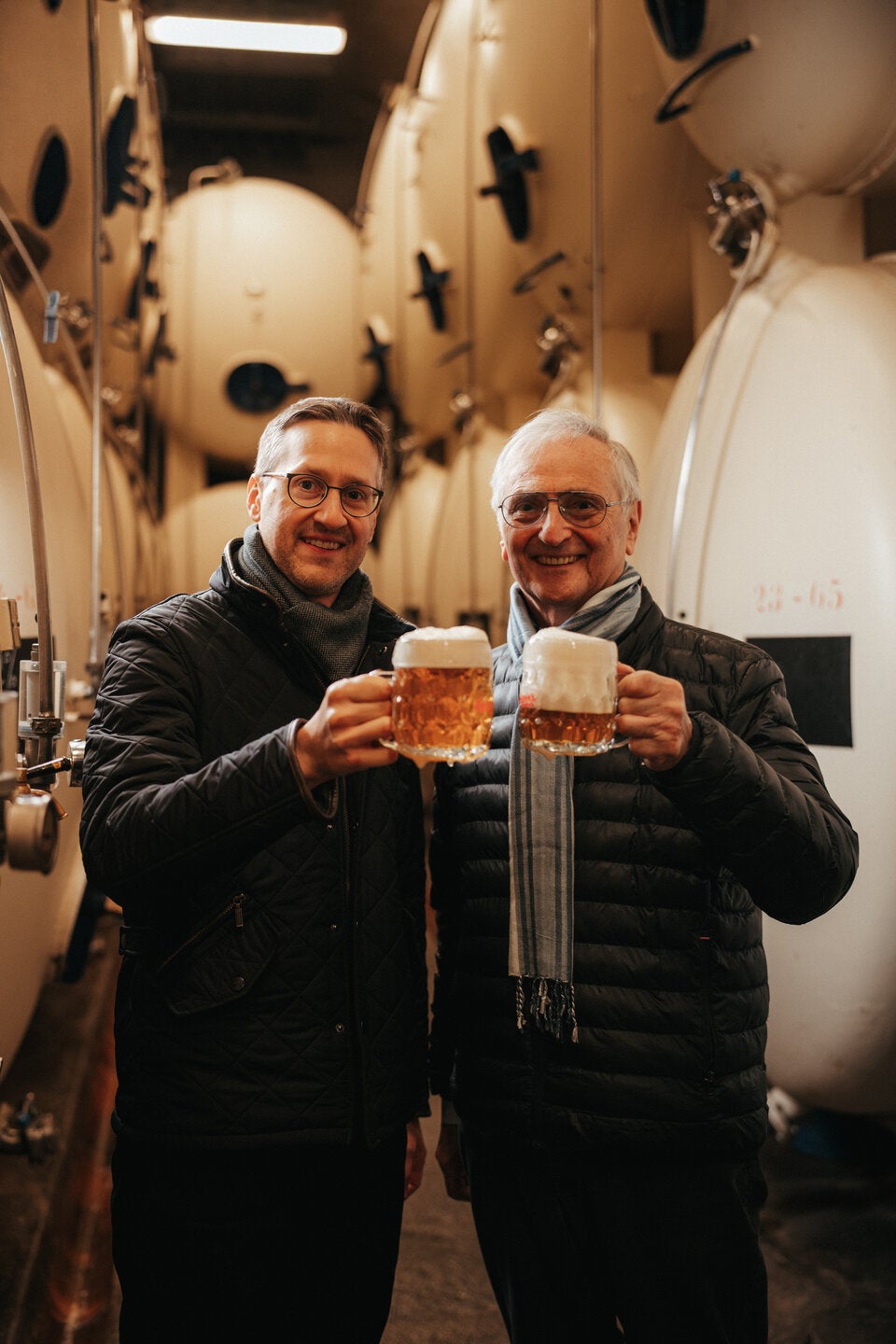 Karl Hans und Karl Jan Kolarik bei der Erstverkostung des Jubiläumsbieres.