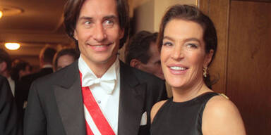 Warum trägt Ex-Minister KHG noch Schleife?