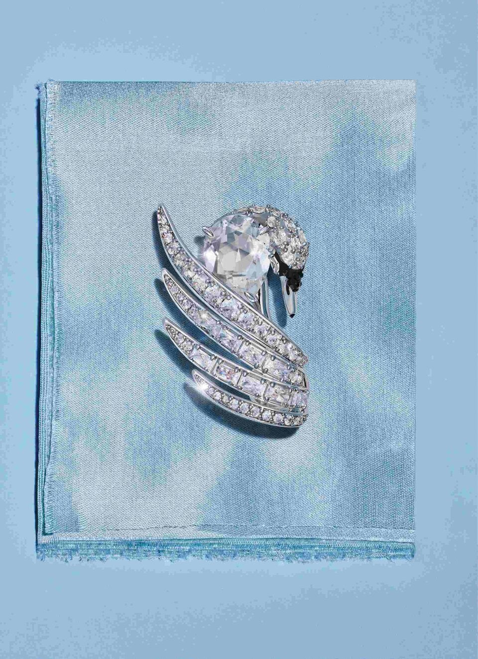 Passend zur Tiara gibt es für die jungen Herren diese Anstecknadel.