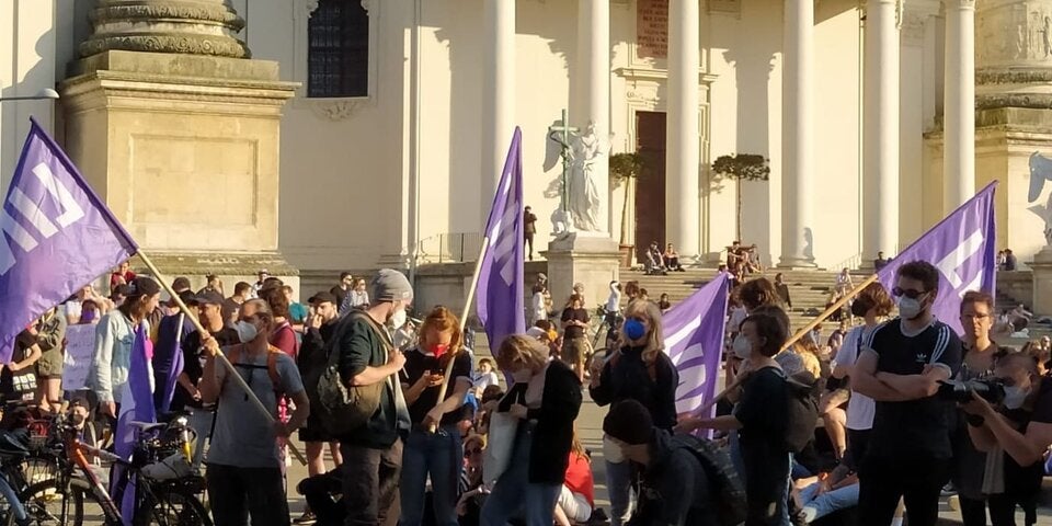 Linke Jugendgruppen demonstrieren gegen das Platzverbot im Wiener Resselpark