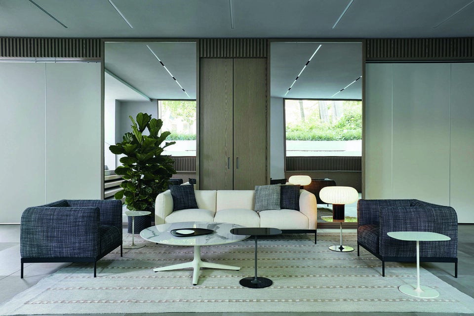 ASIA ist die neue Sofalinie von Piero Lissoni, die sich durch eine umhüllende und kompakte Sitzfläche auszeichnet. Das System besteht aus Zwei- und Dreisitzer-Sofas und einem Sessel. Sofa um 3.680 Euro, kartell.com 8_Modern. Die weichen, abgerundeten Kanten und die luxuriösen Stoff- und Lederoptionen verleihen dem Dylan Sofa eine subtile Raffinesse. Ab ca. 6.000 Euro