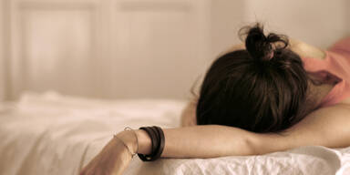 Junge Frau schl&auml;ft ein, sobald sie zu lachen beginnt