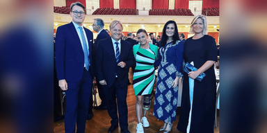 Katharina Nehammer mit Beinschiene