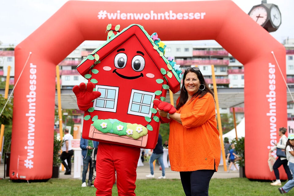 Wohnbaustadträtin Katrin Gaàl feiert mit den Wienern den sozialen Wohnbau.