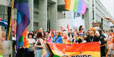 Regenbogen-Parade für Zivilcourage gegen Hass