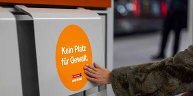 "Kein Platz für Gewalt“: Wiener Linien Sticker entlang U3 bleiben