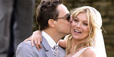 Nackte Kate Moss im Anflug auf Österreich