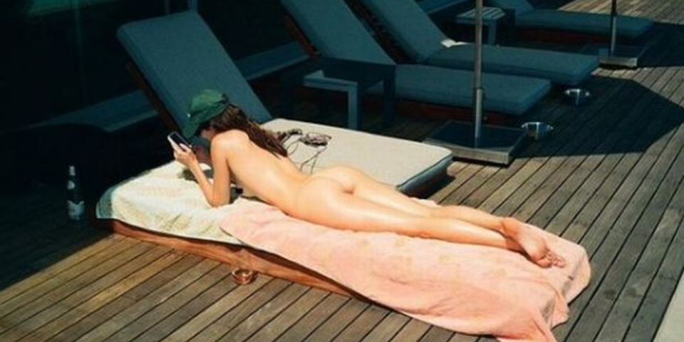 Nacktes posieren auf der Sonnenliege