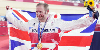 Banhrasdsport-Athlet Jason Kenny jubelt über sein Olympia-Gold