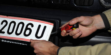 Dreiste Schuldnerin fuhr mit fremden "Taferln"