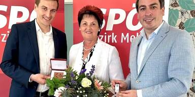 Lisbeth Kern bekommt die Viktor-Adler-Plakette von SP&Ouml;-Landesparteiobmann Sven Hergovich (li.) verliehen, G&uuml;nther Sidl ist ihr Nachfolger im Amt.&nbsp;
