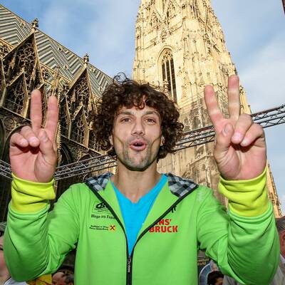 Slackliner läuft über Steffl