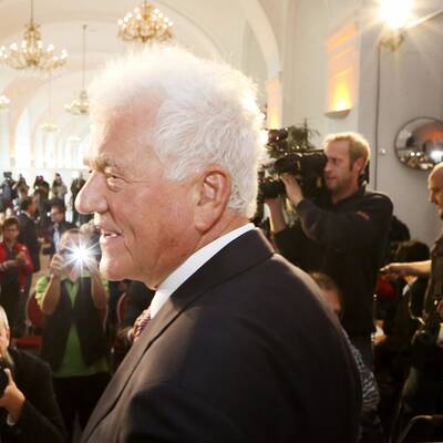 Der Milliardär lud in die Orangerie nach Schönbrunn ein.