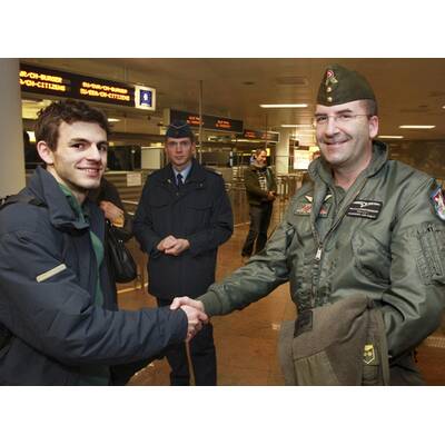 Mit Militärflugzeug in die Heimat