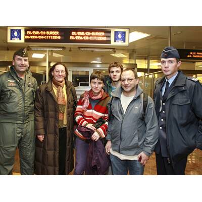 Mit Militärflugzeug in die Heimat