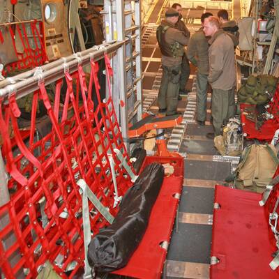 Mit Militärflugzeug in die Heimat