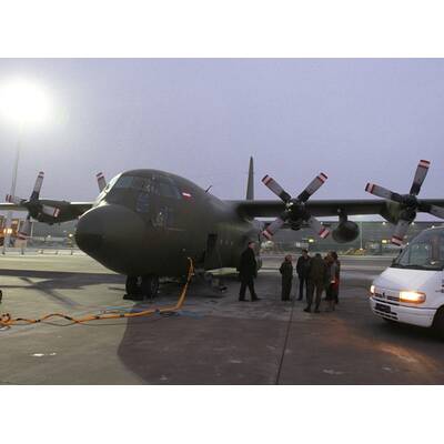 Mit Militärflugzeug in die Heimat