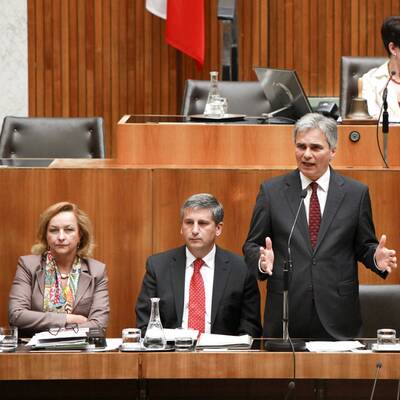 Maria Fekters erster Parlaments-Auftritt als Finanzministerin