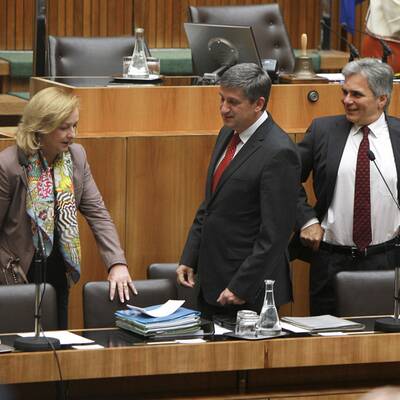 Maria Fekters erster Parlaments-Auftritt als Finanzministerin