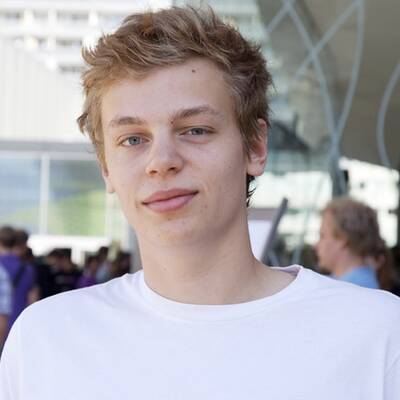 So kämpfen Tausende um Uniplatz