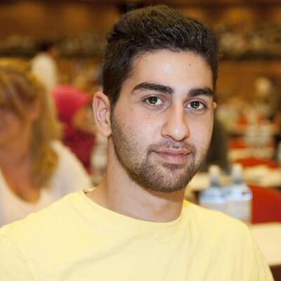 So kämpfen Tausende um Uniplatz