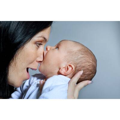 Adriana Zartl zeigt Baby Luca