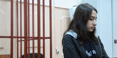 Vater qu&auml;lt seine T&ouml;chter  &ndash; da t&ouml;ten sie ihn