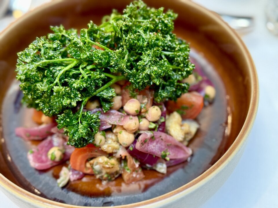 Kichererbsen-Tomatensalat mit gegrillter Melanzani.