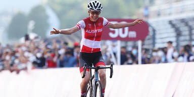 Anna Kiesenhofer im Zielraum beim olympischen Straßenrennen