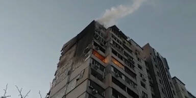 Rakete schl&auml;gt in Kiewer Wohnhaus