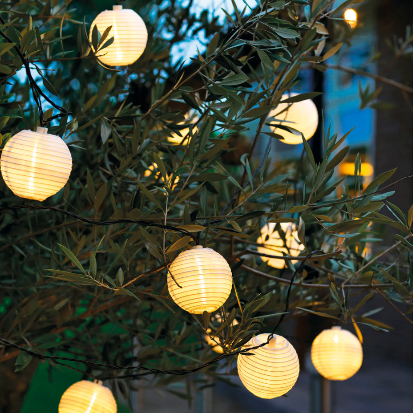Magische Outdoor-Stimmung mit Lampions