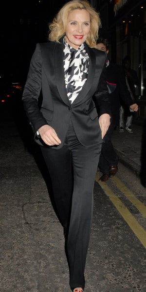 Kim Cattrall im Anzug