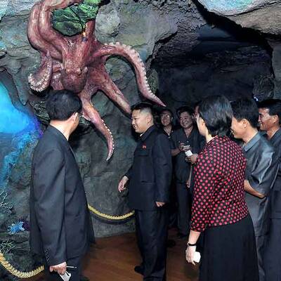 Nordkoreas Kim mit Frau und Krake