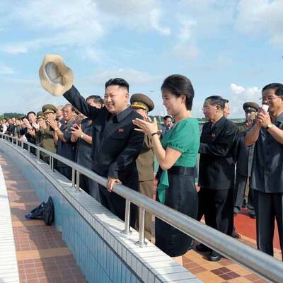 Nordkoreas Kim mit Frau und Krake
